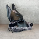 Schwarz-weiße gesprungene Kitsune-Halbmaske (Okami-Stil) – handgefertigte Fuchsgeist-Maske