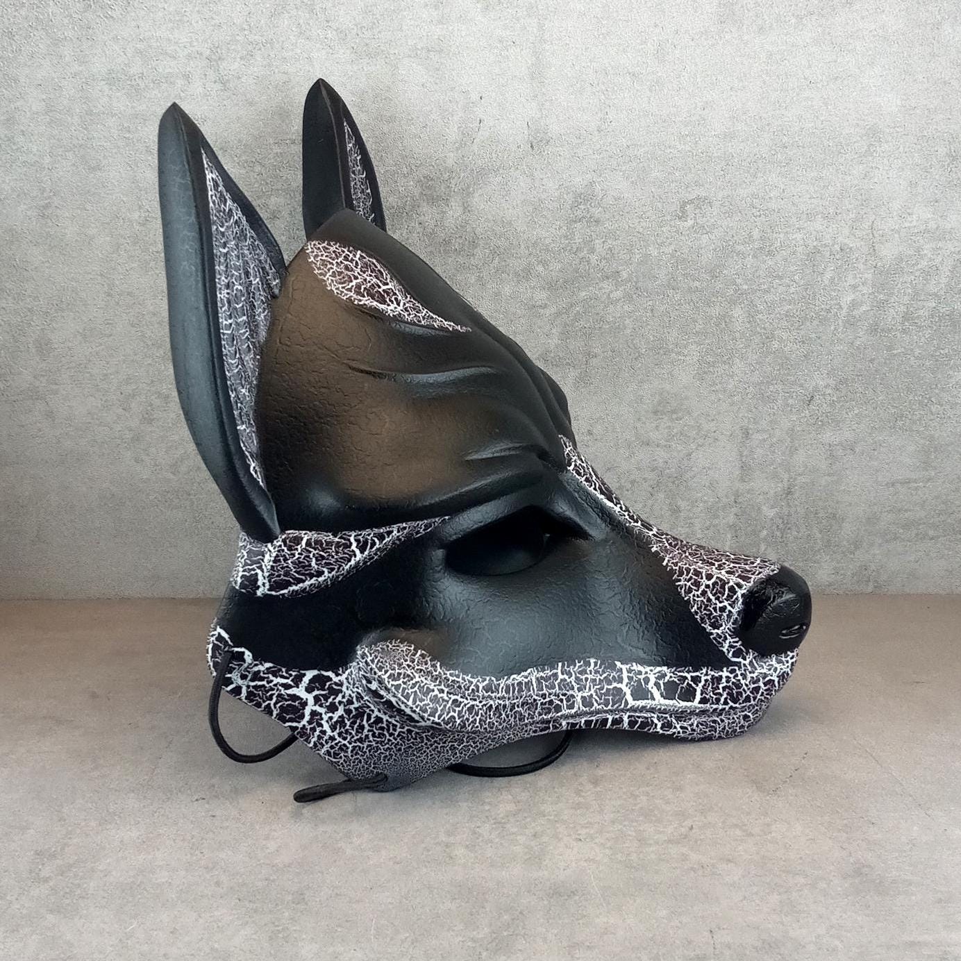 Schwarz-weiße gesprungene Kitsune-Halbmaske (Okami-Stil) – handgefertigte Fuchsgeist-Maske