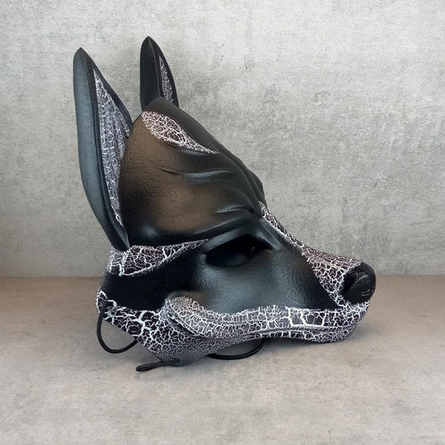 Schwarz-weiße gesprungene Kitsune-Halbmaske (Okami-Stil) – handgefertigte Fuchsgeist-Maske