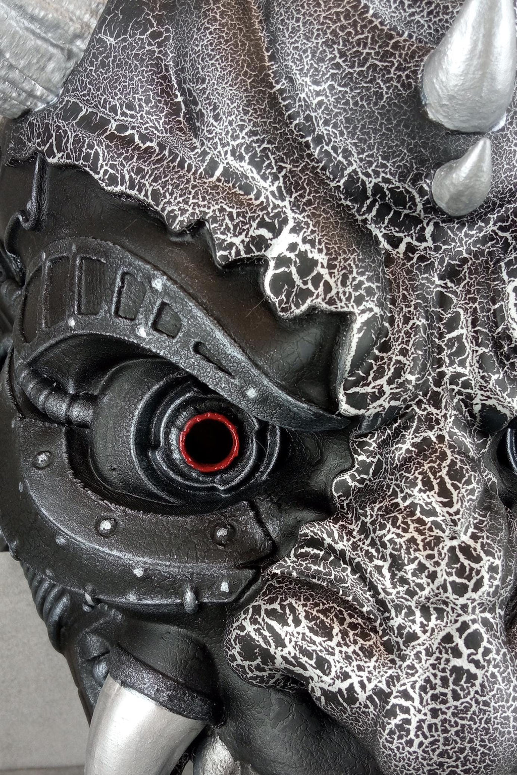 Exklusive Cyber-Oni-Dämonenmaske – Schwarz-Silber-Cracked-Design