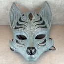 Graue Okami-Maske mit Rissen, graue Kitsune-Maske, traditionelle japanische Maske, Youkai-Maske, Wolfsmaske, Fuchsmaske
