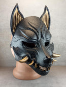Rissige graue Kitsune (Okami)-Maske mit bronzenen Reißzähnen