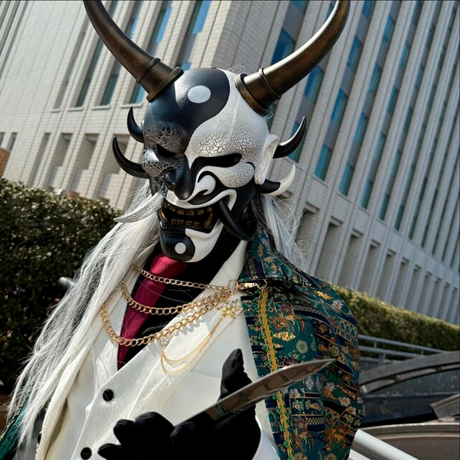Schwarz-weiße rissige Samurai-Maske mit schwarzen Reißzähnen