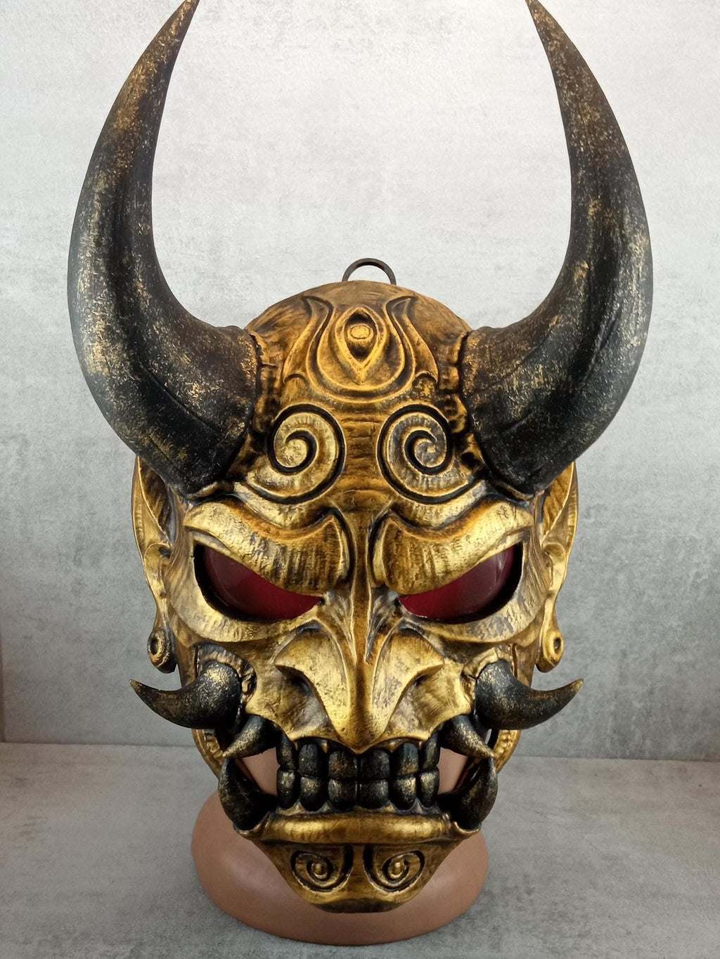 Japanische Oni-Maske mit Lichtern tragbar, Goldene Maske Hannya, Maske mit Samurai-Tanto-Dolch, Dämonenmaske, Wanddekoration, Oni-Maske mit Seil