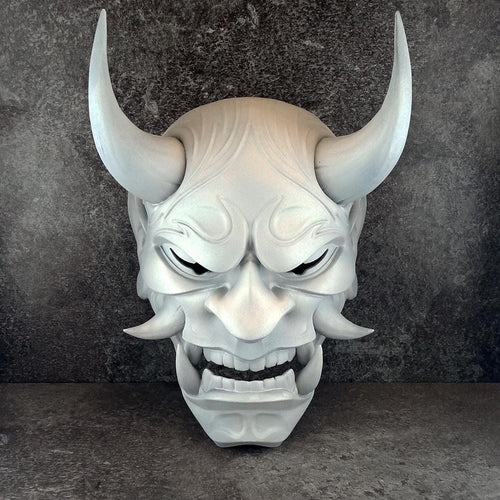 Schwarze und goldene rissige traditionelle Hannya-Maske mit großen schwarzen Augenbrauen