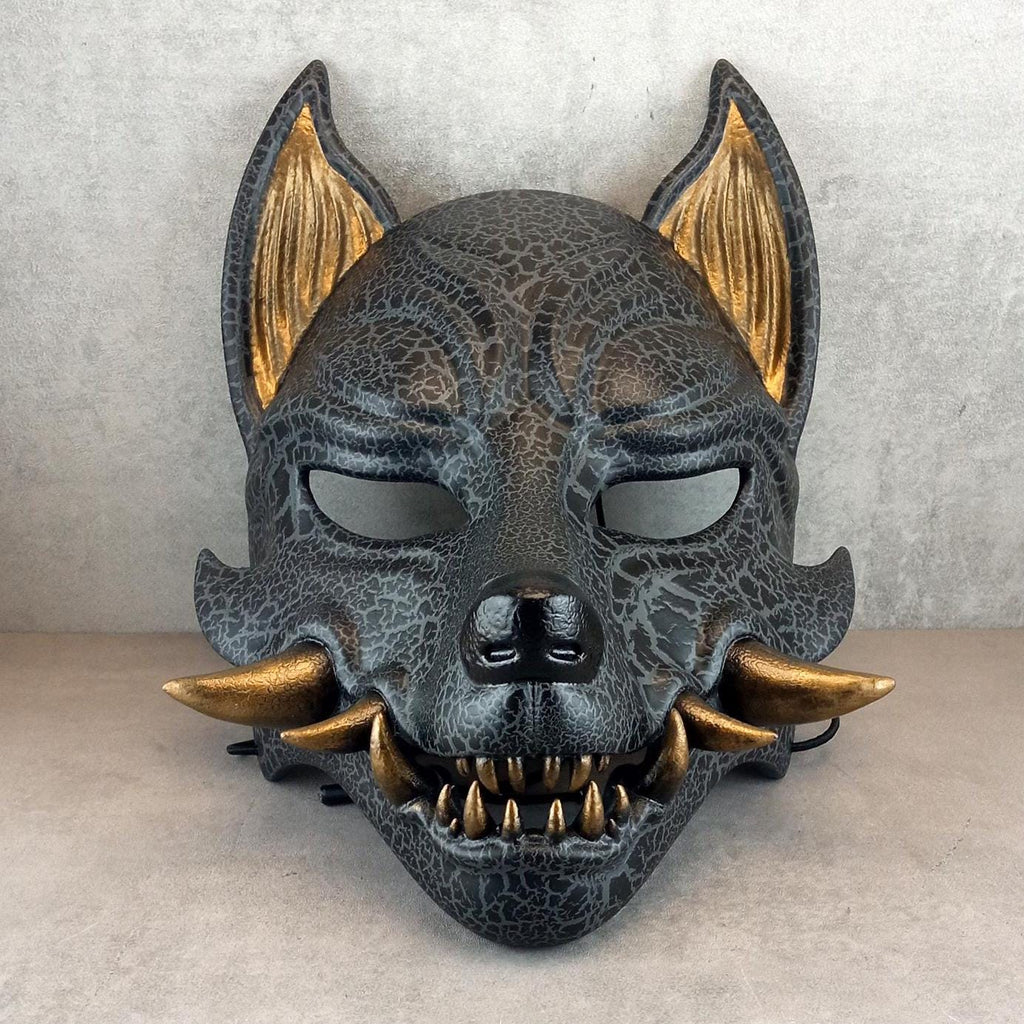 Rissige graue Kitsune (Okami)-Maske mit bronzenen Reißzähnen