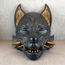 Rissige graue Kitsune (Okami)-Maske mit bronzenen Reißzähnen