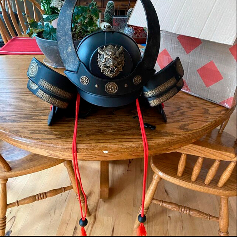 Schwarzer Samurai-Kabuto-Helm mit bronzenen Akzenten und zentralem Oni-Tiger-Emblem