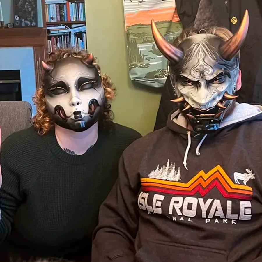 Traditionelle Hannya-Maske mit grauen Rissen