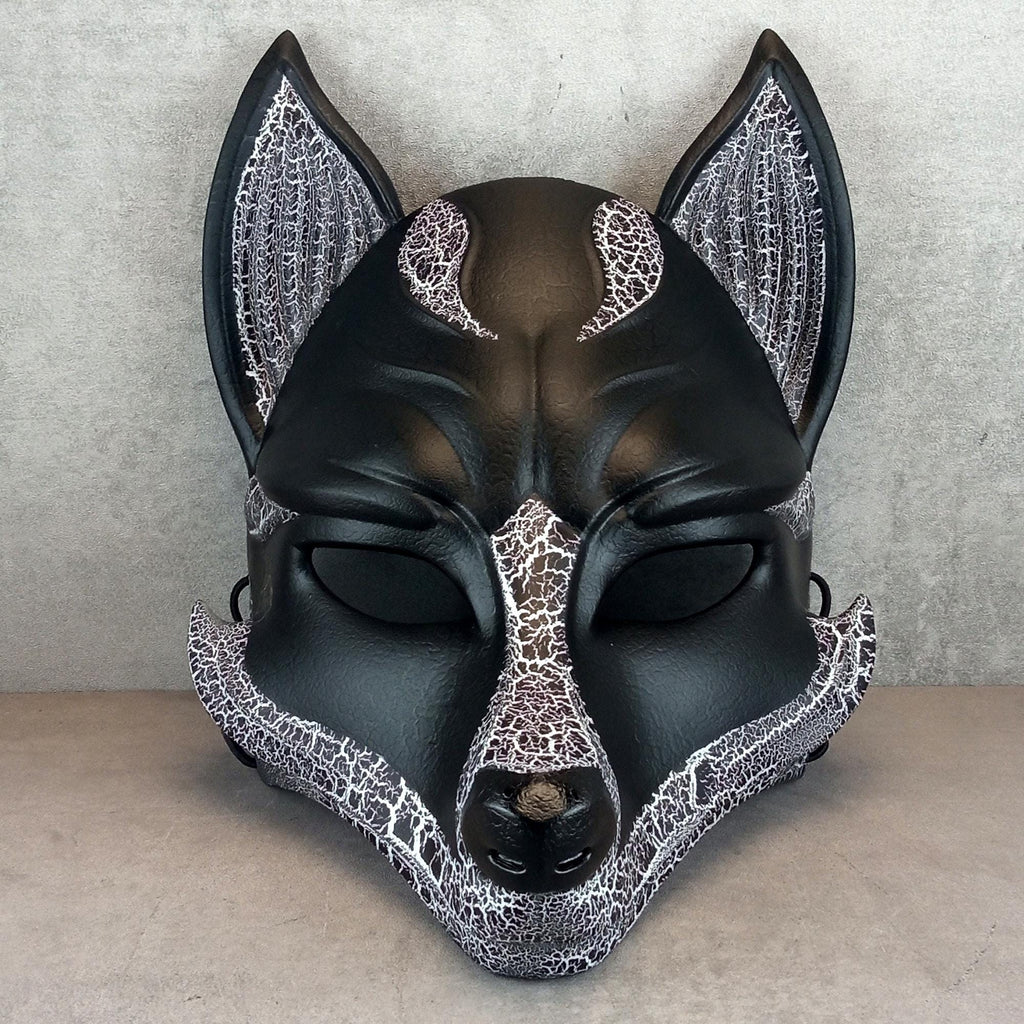 Schwarz-weiße gesprungene Kitsune-Halbmaske (Okami-Stil) – handgefertigte Fuchsgeist-Maske