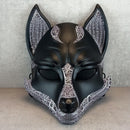 Schwarz-weiße gesprungene Kitsune-Halbmaske (Okami-Stil) – handgefertigte Fuchsgeist-Maske