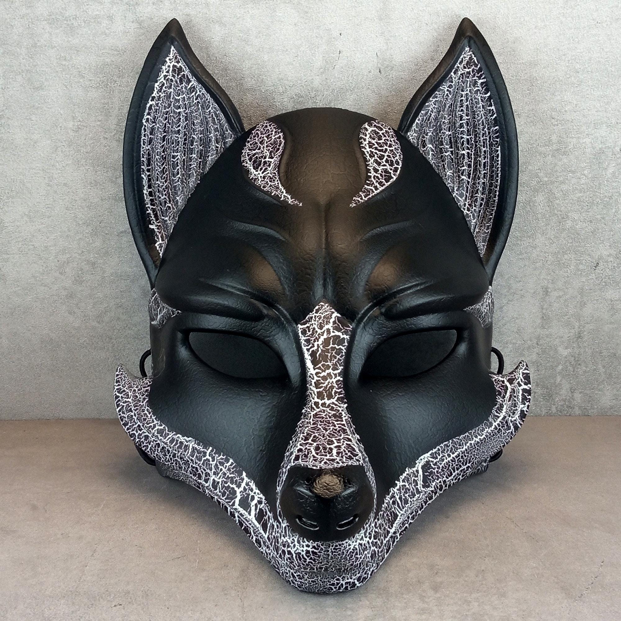 Schwarz-weiße gesprungene Kitsune-Halbmaske (Okami-Stil) – handgefertigte Fuchsgeist-Maske