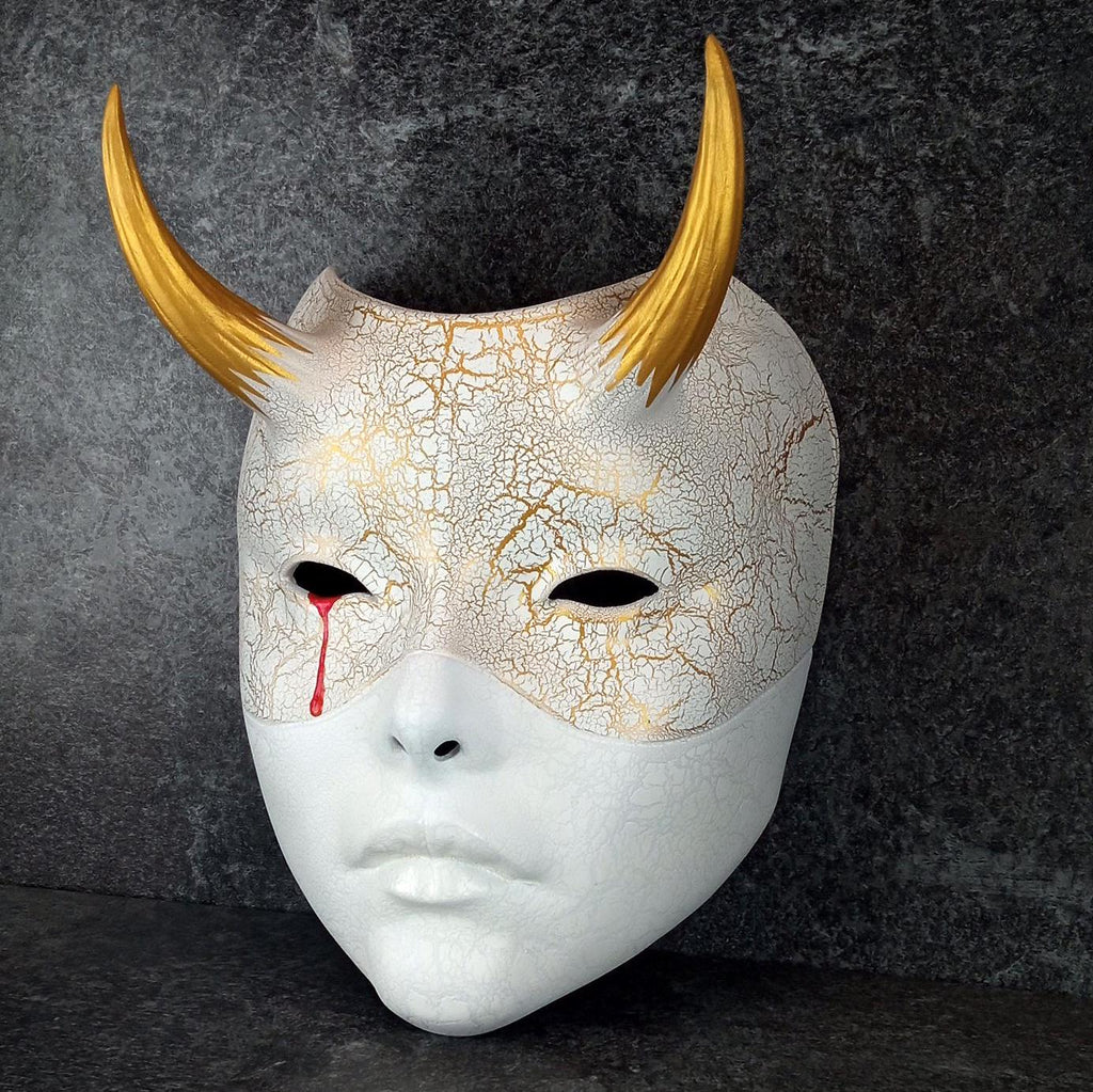 Weiße Geisha-Hexenmaske mit blutiger Träne