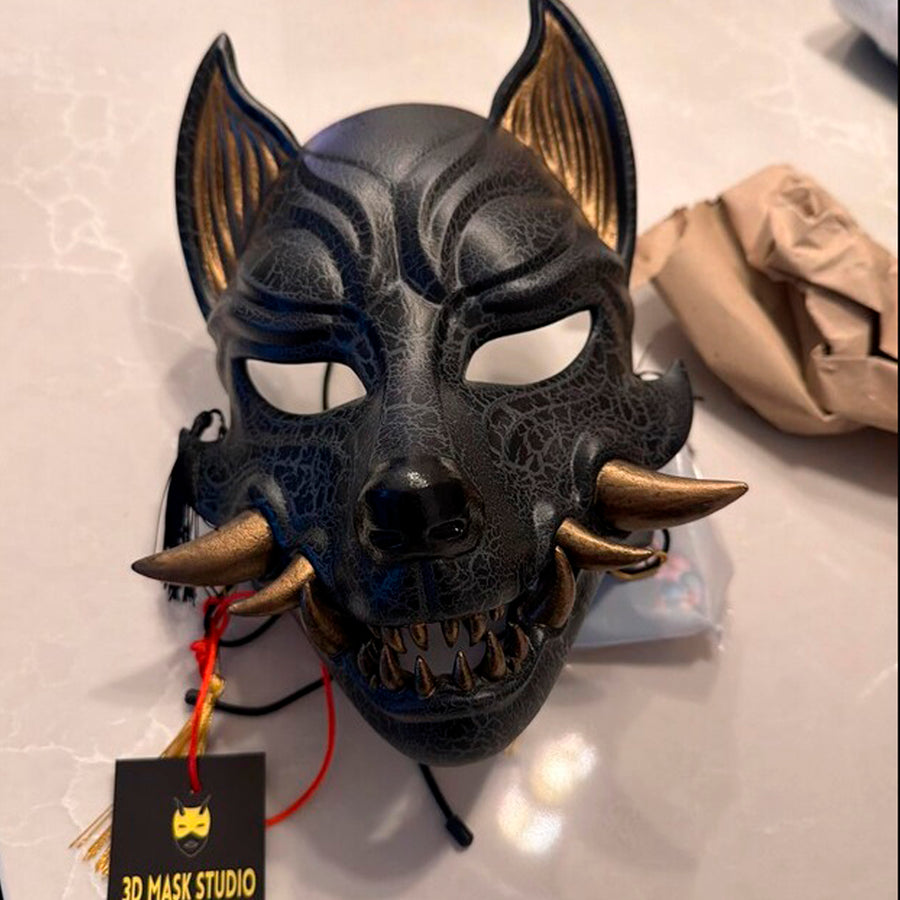 Rissige graue Kitsune (Okami)-Maske mit bronzenen Reißzähnen