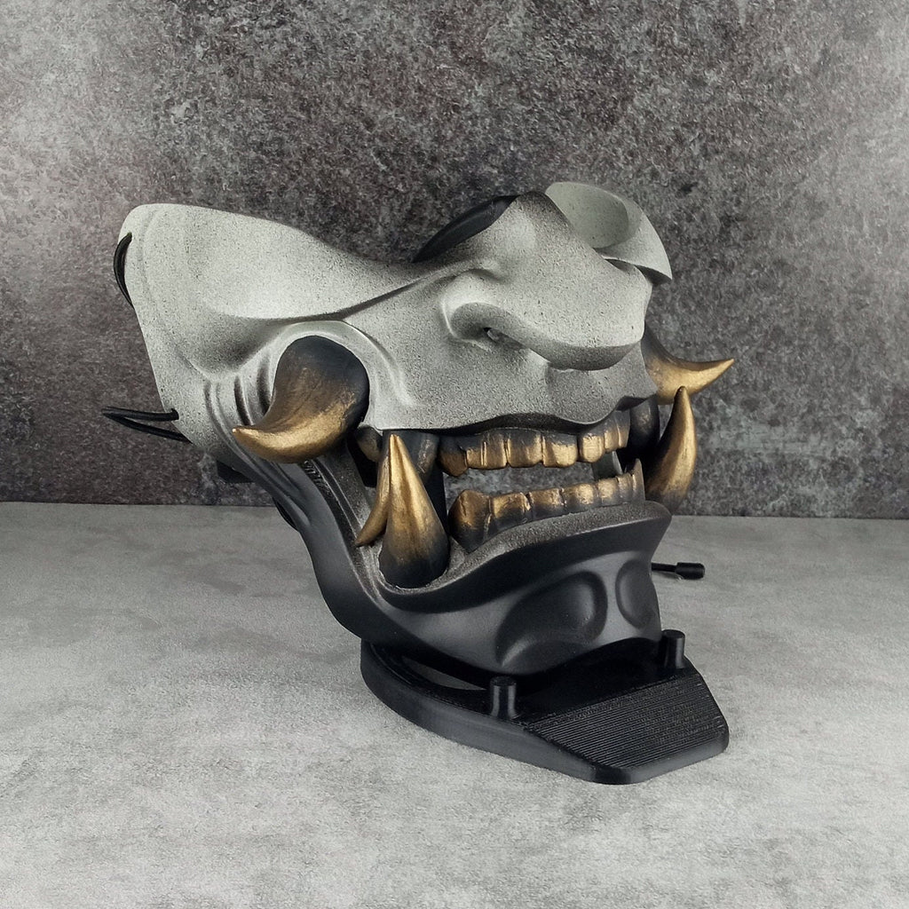 Samurai-Halbmaske – Grau mit schwarzem Kinn und bronzenen Reißzähnen