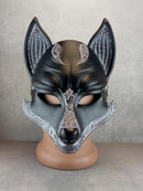 Schwarz-weiße gesprungene Kitsune-Halbmaske (Okami-Stil) – handgefertigte Fuchsgeist-Maske