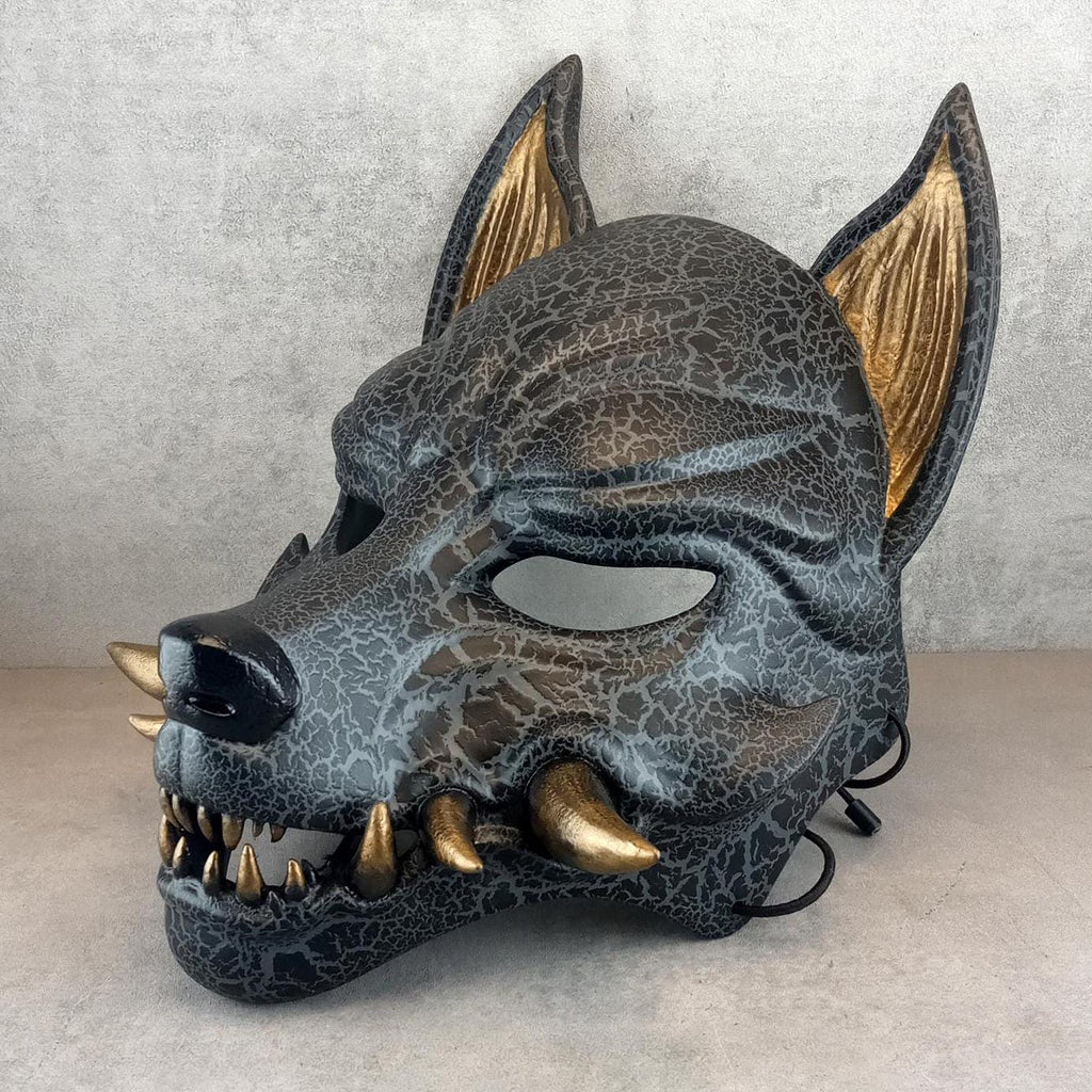 Rissige graue Kitsune (Okami)-Maske mit bronzenen Reißzähnen