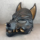 Rissige graue Kitsune (Okami)-Maske mit bronzenen Reißzähnen