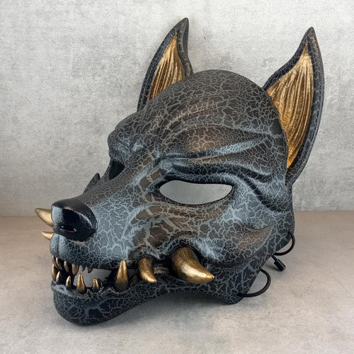 Rissige graue Kitsune (Okami)-Maske mit bronzenen Reißzähnen