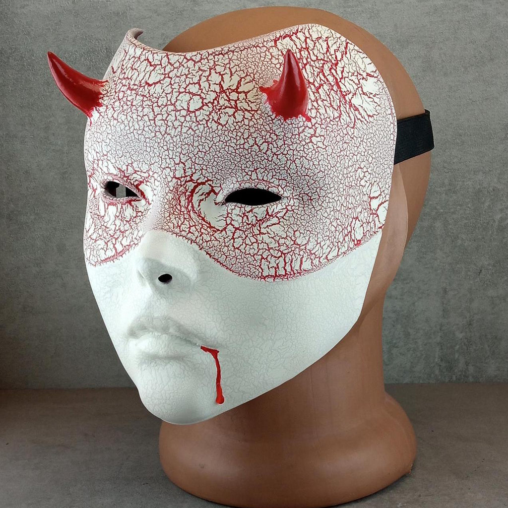 Weiße Geisha-Maske (Hexenmaske) mit roten Rissen – Blut aus dem Mund