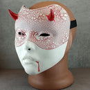 Weiße Geisha-Maske (Hexenmaske) mit roten Rissen – Blut aus dem Mund