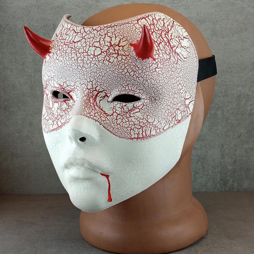 Weiße Geisha-Maske (Hexenmaske) mit roten Rissen – Blut aus dem Mund
