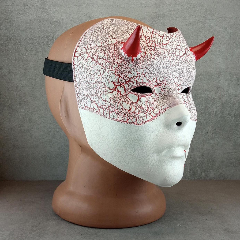 Weiße Geisha-Maske (Hexenmaske) mit roten Rissen – Blut aus dem Mund