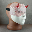 Weiße Geisha-Maske (Hexenmaske) mit roten Rissen – Blut aus dem Mund