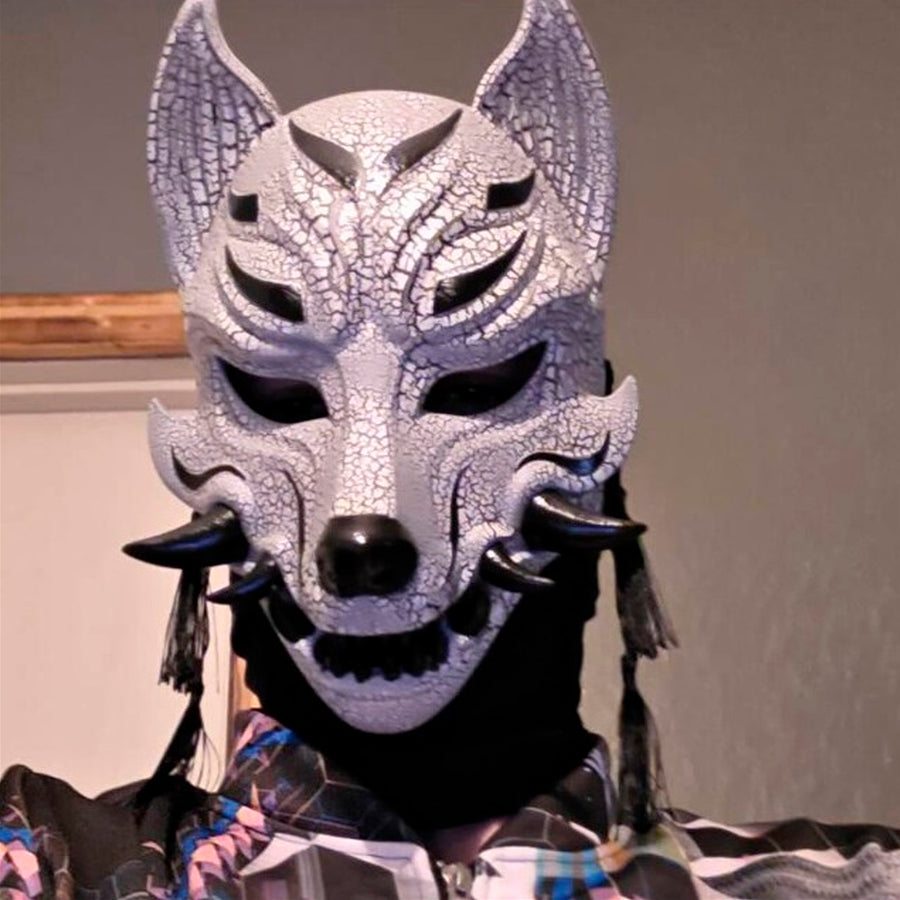 Schwarz-weiße, rissige Kitsune-Halbmaske (Okami)