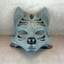 Graue Okami-Maske mit Rissen, graue Kitsune-Maske, traditionelle japanische Maske, Youkai-Maske, Wolfsmaske, Fuchsmaske
