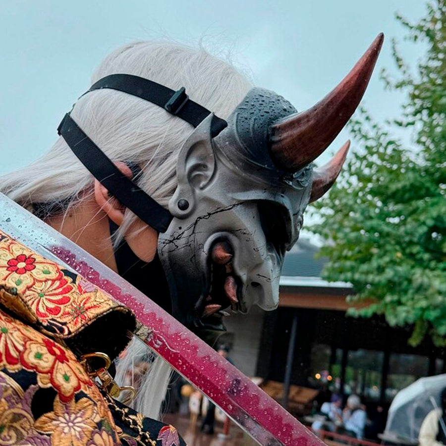 Schwarzer Samurai-Kabuto-Helm mit bronzenen Akzenten und zentralem Oni-Tiger-Emblem