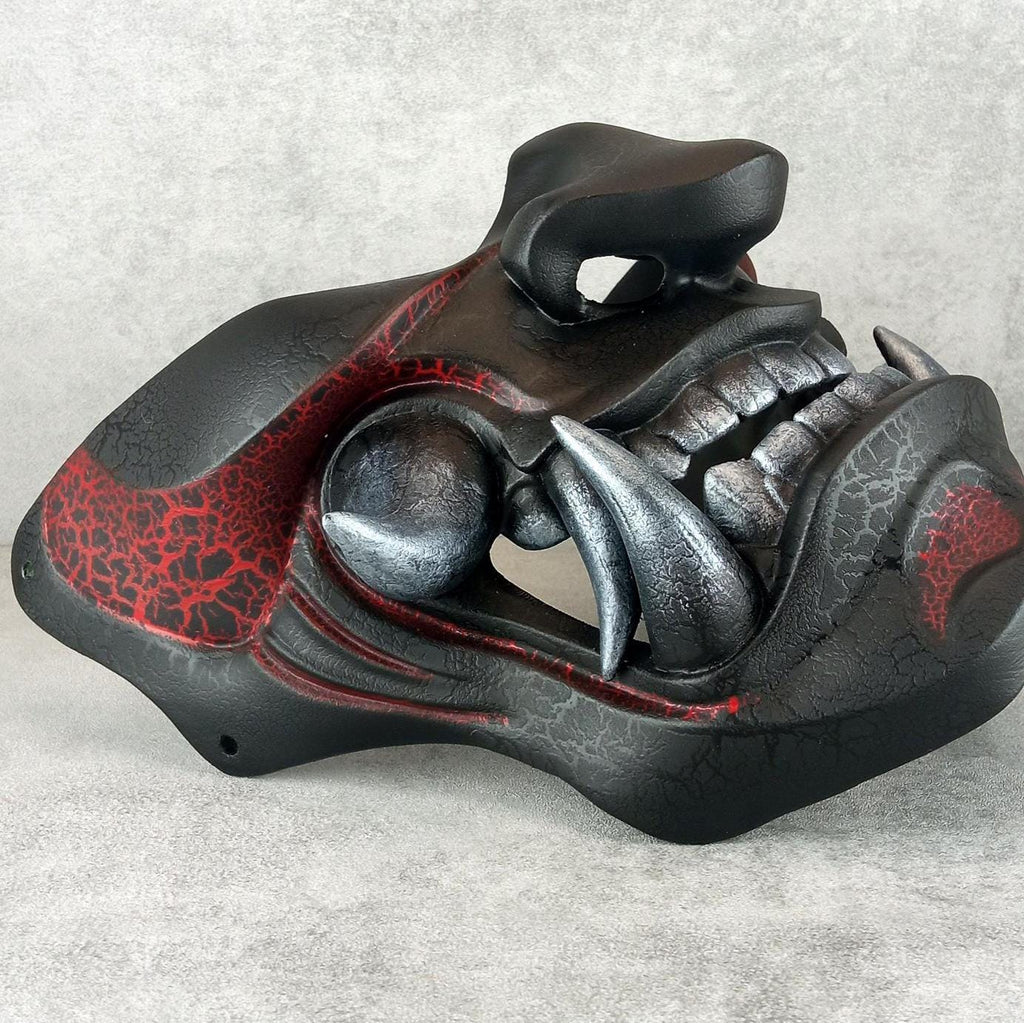 Traditionelle Samurai-Halbmaske – „Schwelende Flamme“ (Rot &amp; Schwarz)