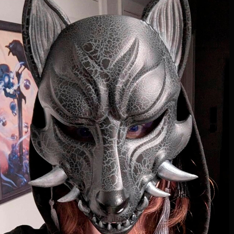 Rissige graue Kitsune (Okami)-Maske mit bronzenen Reißzähnen