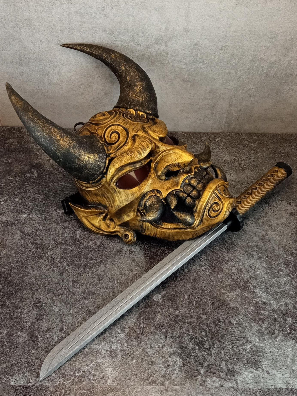 Japanische Oni-Maske mit Lichtern tragbar, Goldene Maske Hannya, Maske mit Samurai-Tanto-Dolch, Dämonenmaske, Wanddekoration, Oni-Maske mit Seil