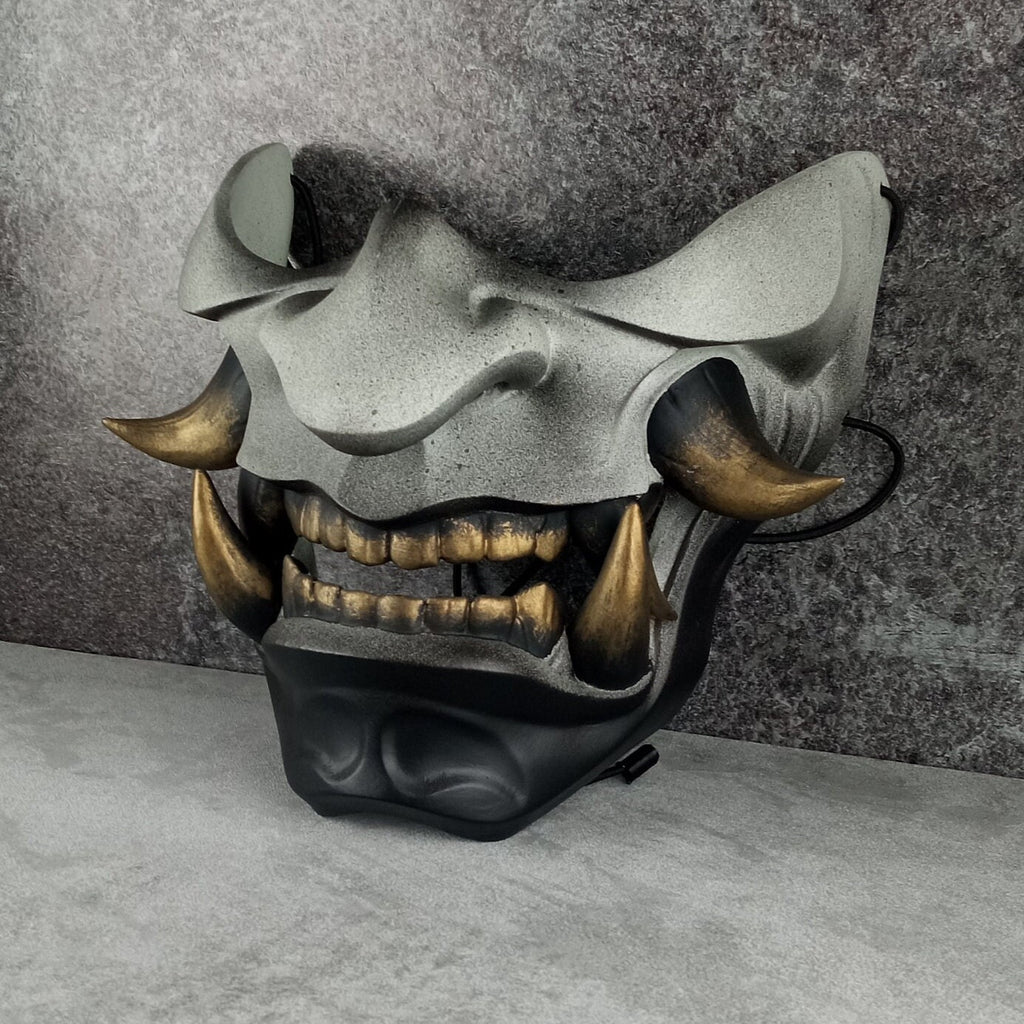 Samurai-Halbmaske – Grau mit schwarzem Kinn und bronzenen Reißzähnen