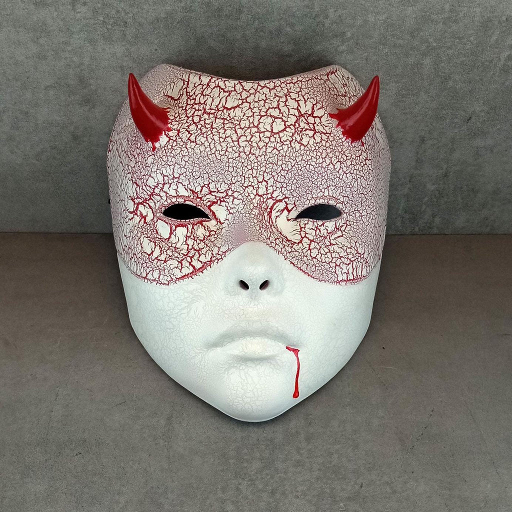 Weiße Geisha-Maske (Hexenmaske) mit roten Rissen – Blut aus dem Mund