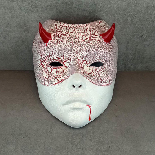 Weiße Geisha-Maske (Hexenmaske) mit roten Rissen – Blut aus dem Mund