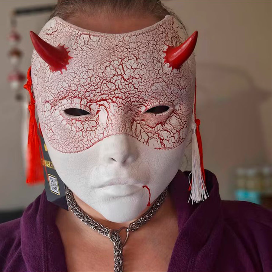 Weiße Geisha-Maske (Hexenmaske) mit roten Rissen – Blut aus dem Mund