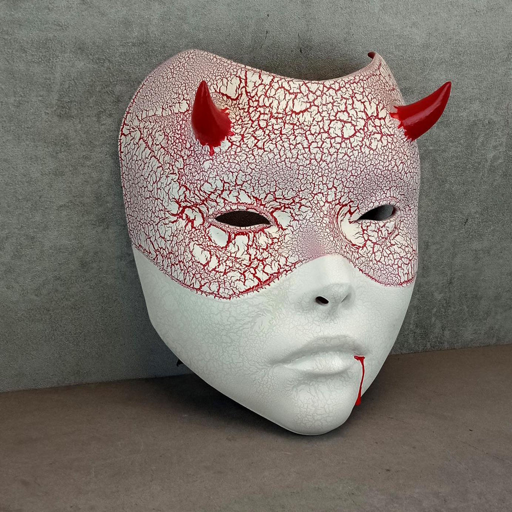 Weiße Geisha-Maske (Hexenmaske) mit roten Rissen – Blut aus dem Mund