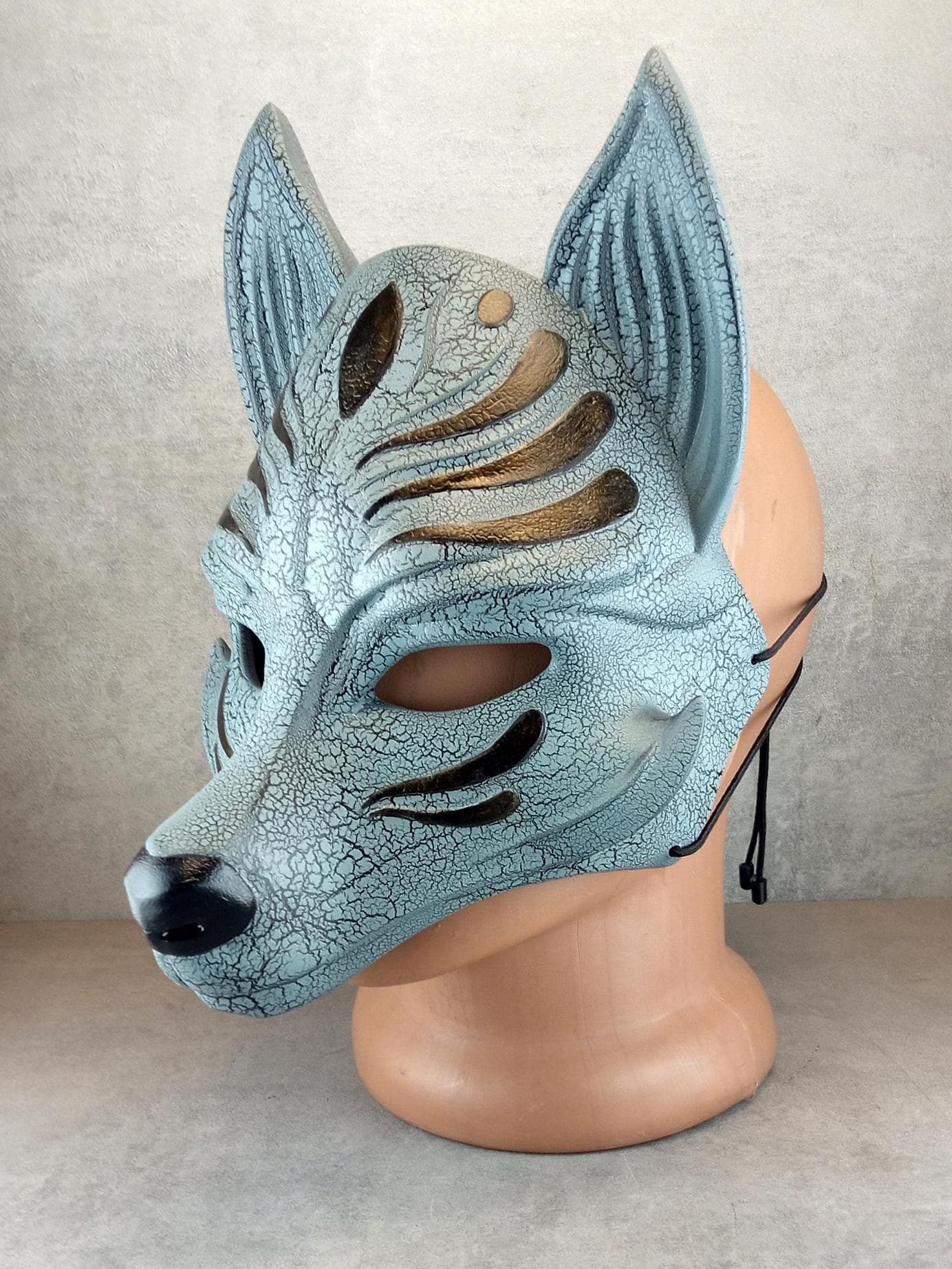Graue Okami-Maske mit Rissen, graue Kitsune-Maske, traditionelle japanische Maske, Youkai-Maske, Wolfsmaske, Fuchsmaske