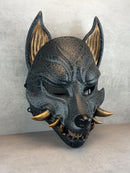 Rissige graue Kitsune (Okami)-Maske mit bronzenen Reißzähnen