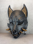 Rissige graue Kitsune (Okami)-Maske mit bronzenen Reißzähnen