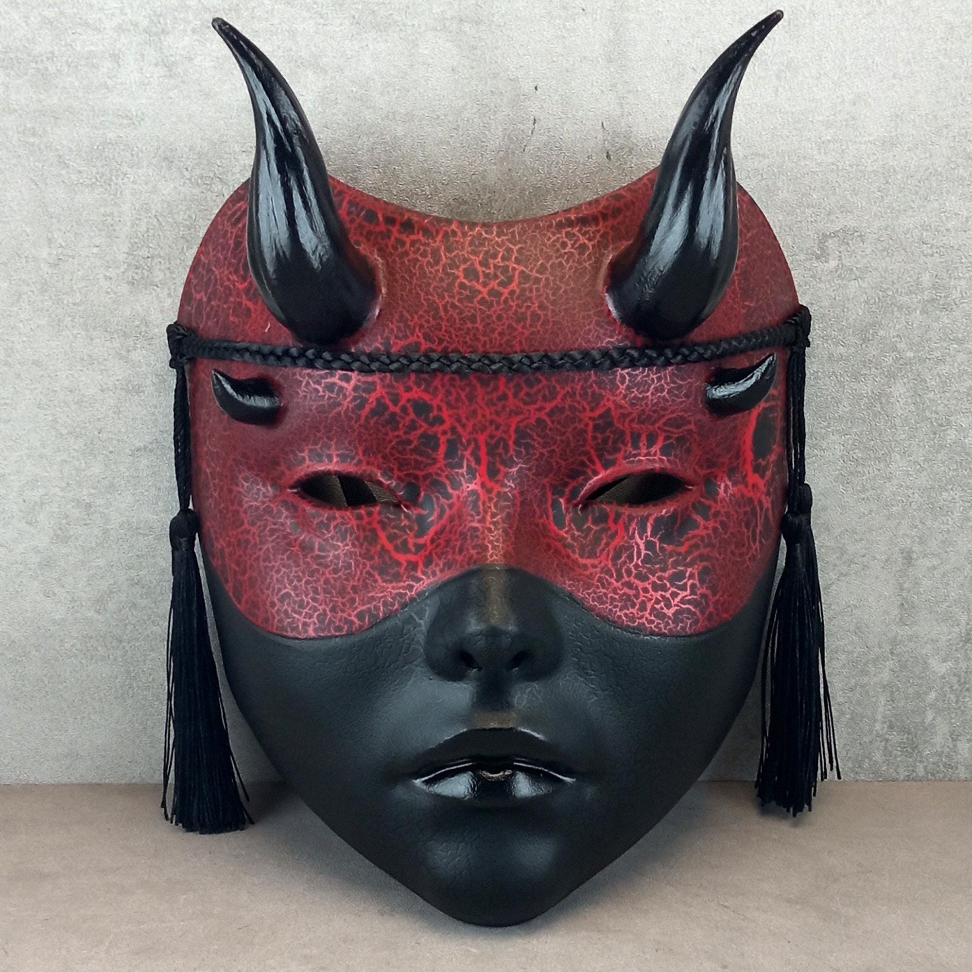 Rot-schwarze Geisha-Hexenmaske mit Rissen und glänzenden schwarzen Hörnern