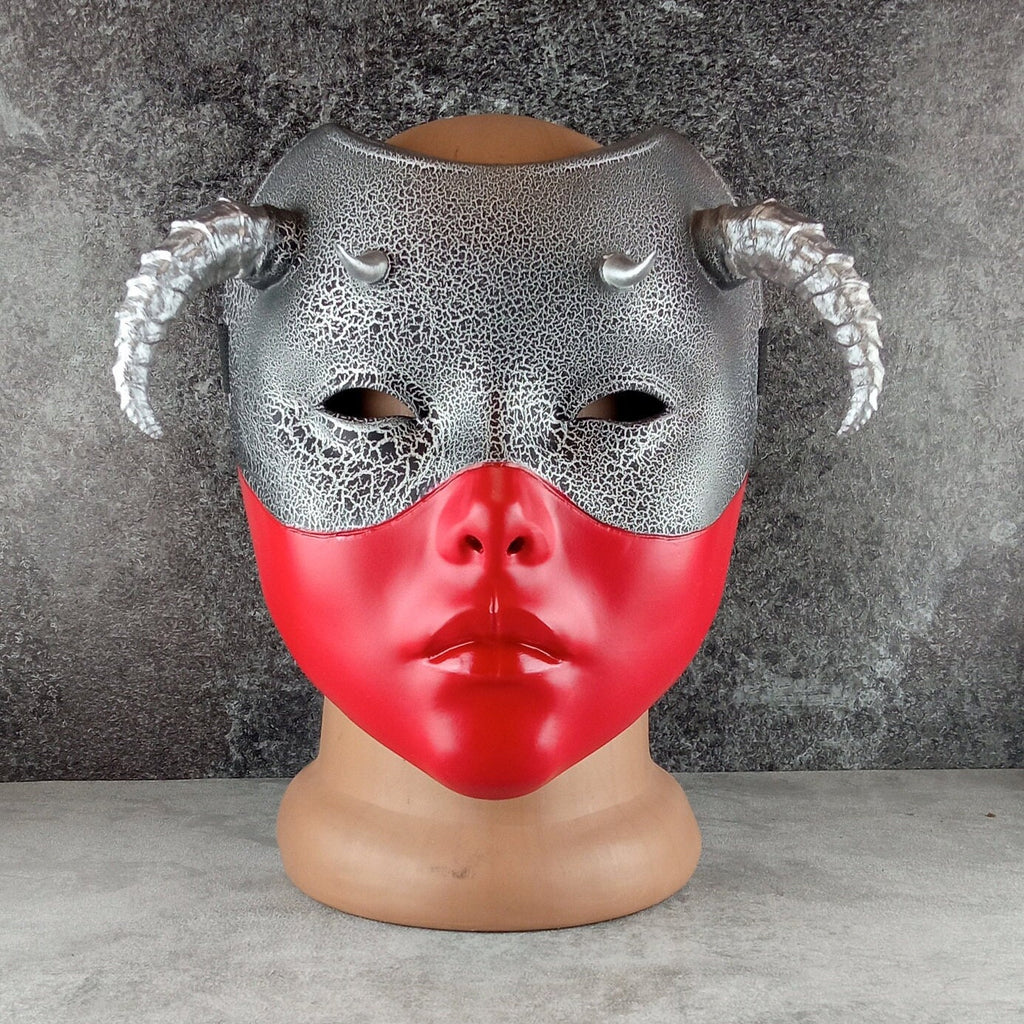 Geisha-Maske, Frauenmaske, mit Hörnern, Hexenmaske, japanische Frauenmaske, rote Maske