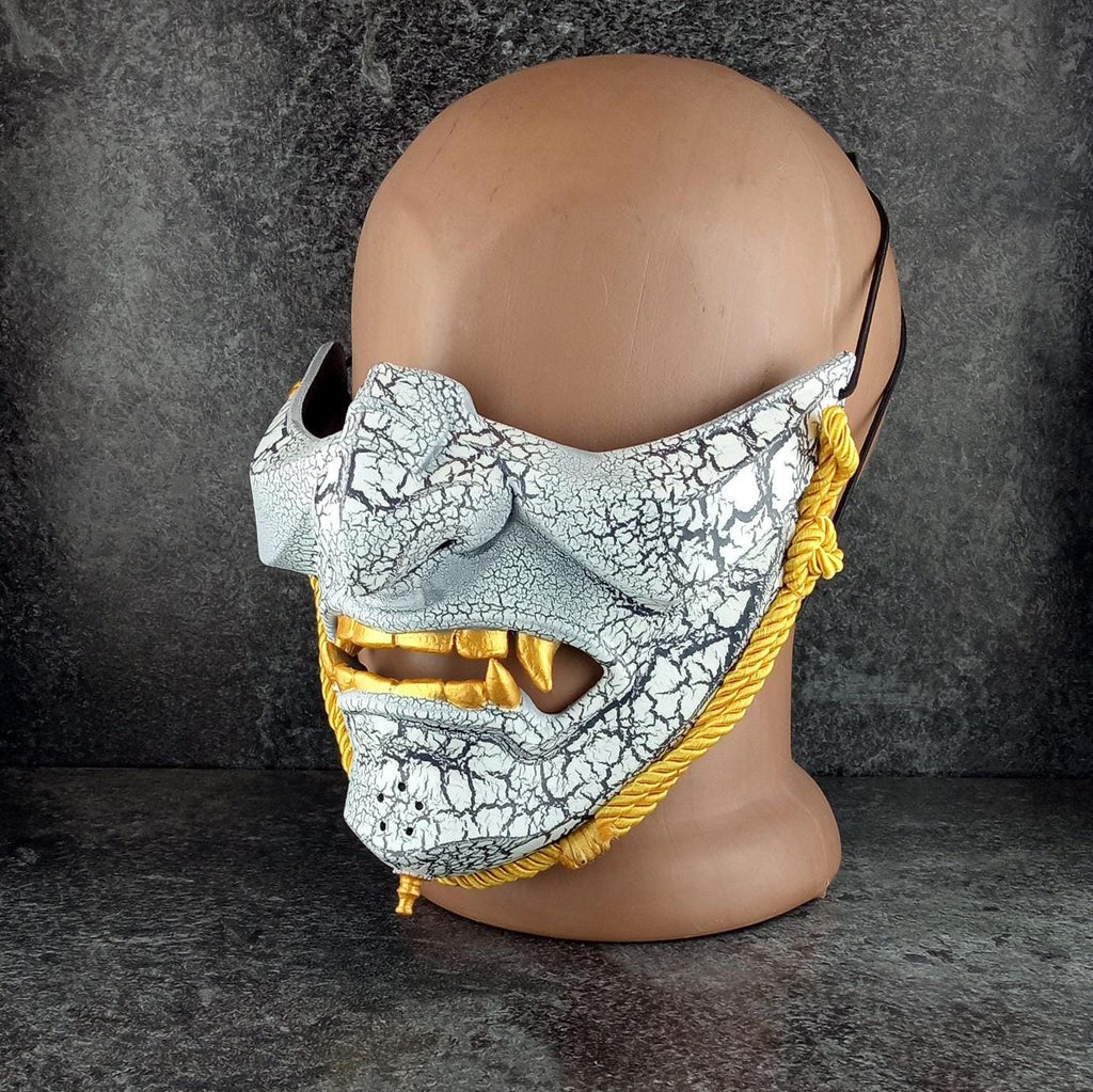 Weiße, rissige Halbmaske – inspiriert von Ghost of Tsushima