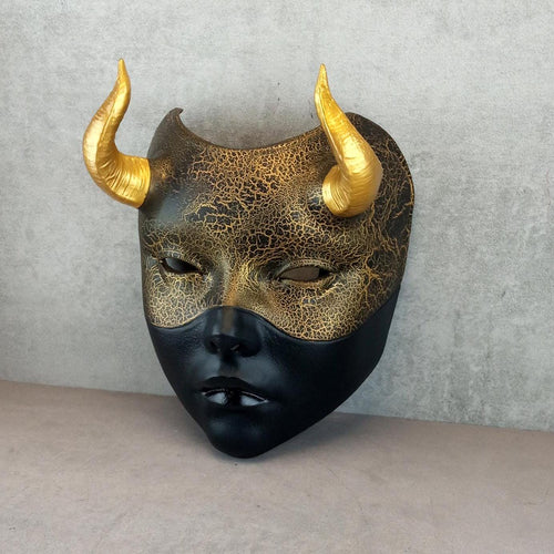 Geisha-Maske - schwarz mit Gold, Frauenmaske mit Hörnern, Hexenmaske, japanische Frauenmaske, weiße Maske