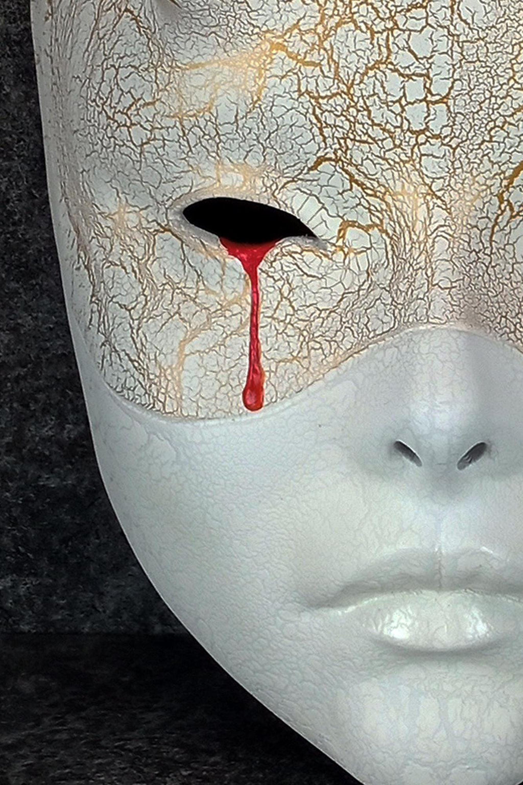 Weiße Geisha-Hexenmaske mit blutiger Träne