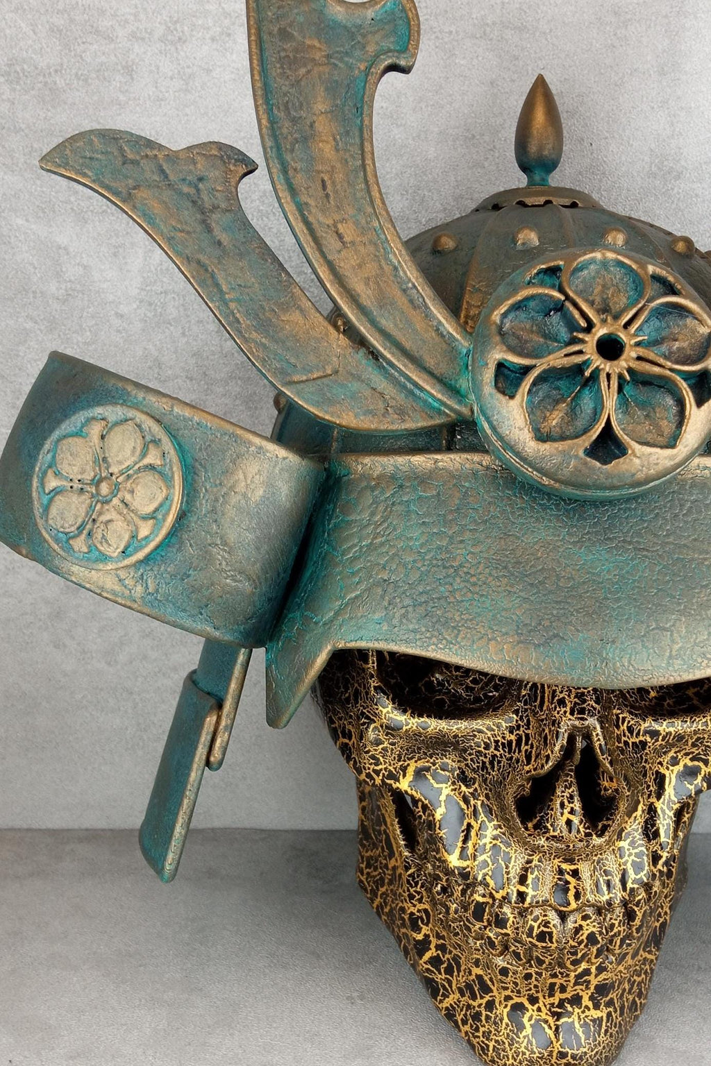 3D-Gold-Samurai-Totenkopf mit gesprungenem Schädel und patiniertem Helm