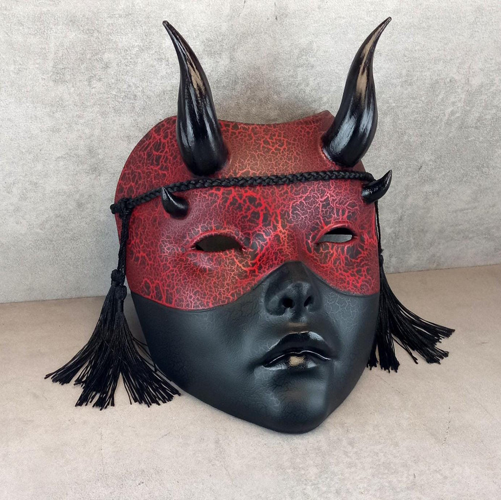 Rot-schwarze Geisha-Hexenmaske mit Rissen und glänzenden schwarzen Hörnern