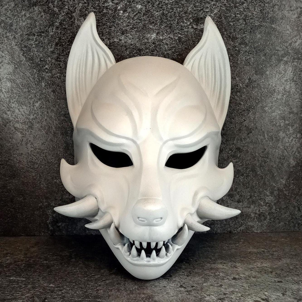 Fuchsgeistmaske – Rostgrauer Kitsune (Okami) mit natürlichen Reißzähnen